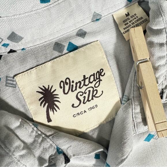 Men’s Silk Vintage Medium Button up shirt. - Picture 4 of 10